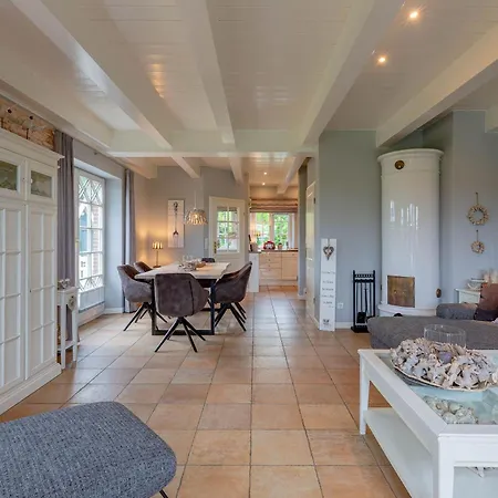 Hues Leen Holiday home
